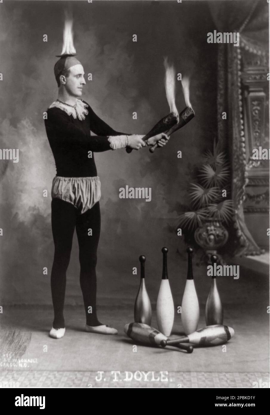 1902 , USA : der amerikanische Jongleur J.T. Doyle hält zwei brennende Jonglierclubs in der Hand . Foto von J.E. Pasonault, Cando, N.D. - GIOCOLIERE - CIRCO - CIRCUS - MUSIKSAAL - MUSICALL - KABARETT - VARIETÉ - FUOCO - FEUER - PORTRAIT - RITRATTO - FOTO STORICHE - GESCHICHTE - --- ARCHIVIO GBB Stockfoto