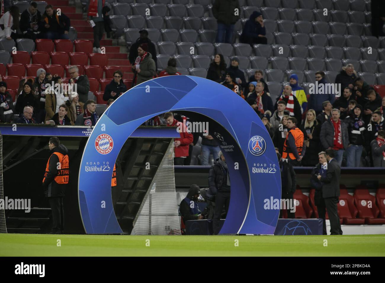 Während der UEFA Champions League, Fußballspiel zwischen dem FC Bayern München und Paris Saint-Germain am 08. März 2023 in der Allianz Arena, München, Deutschland Photo Ndrerim Kaceli Stockfoto