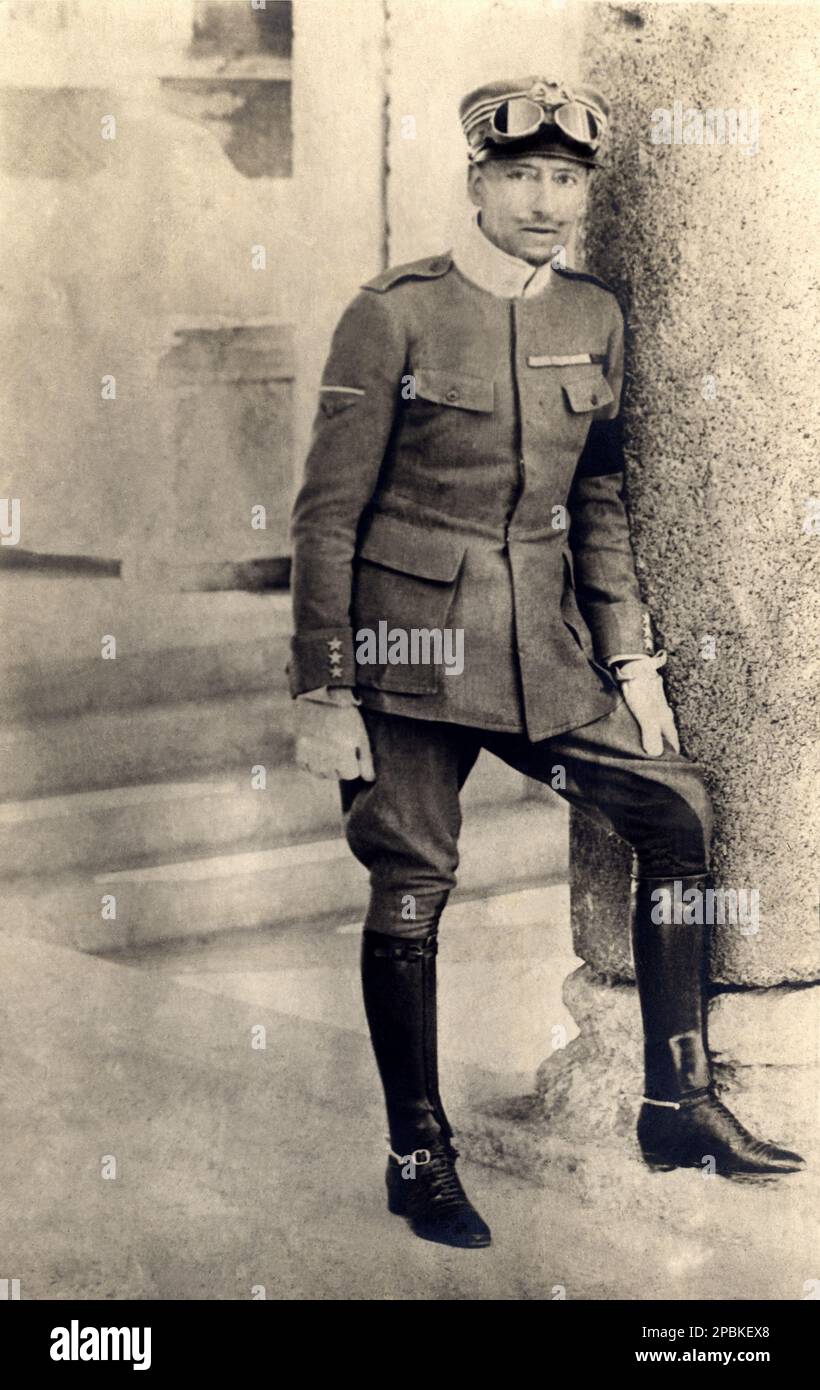 1917 Ca, ITALIEN : DER italienische Dichter , Politiker , Piloten und Schriftsteller GABRIELE D'ANNUNZIO ( 1863 - 1938 ) während des 1 . Weltkriegs mit Pilotenuniform . An seinem linken Arm das schwarze "I lutto "-Zeichen für die Toten seiner Mutter Luisa de Benedictis am Tag des 17. januar 1917 . - PRIMA GUERRA MONDIALE - GROSSER KRIEG - ERSTER WELTKRIEG - DANNUNZIO - SCRITTORE - LETTERATURA - LITERATUR - Letterato - POETA - POESIA - POESIE - Porträt - Rituto - Dannunzio - Militäruniform - Divisa uniforme militare - Baffi - Schnurrbart - ARDITI - GBB - Archivio Stockfoto