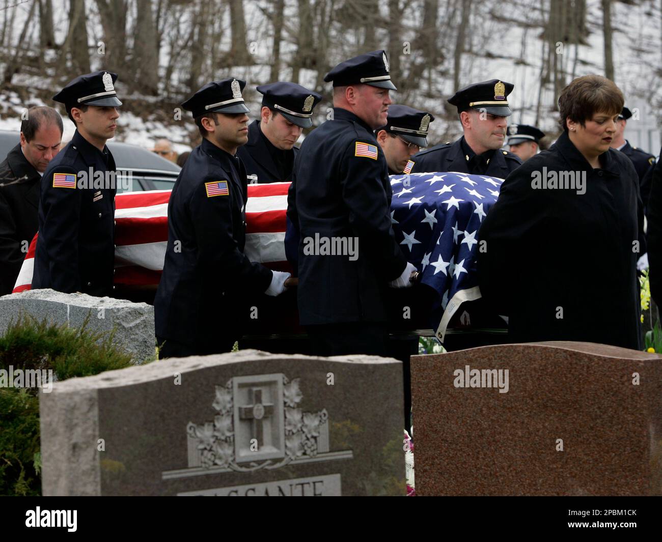 Pallbearers from the Utica Police Department carry the casket of Officer Thomas Lindsey at Calvary Cemetery in Utica, N.Y., Wednesday, April 18, 2007. More than 1,000 family, friends and fellow officers gathered to remember Lindsey, who was shot to death last Thursday during a traffic stop. (AP Photo/Mike Groll) Stockfoto