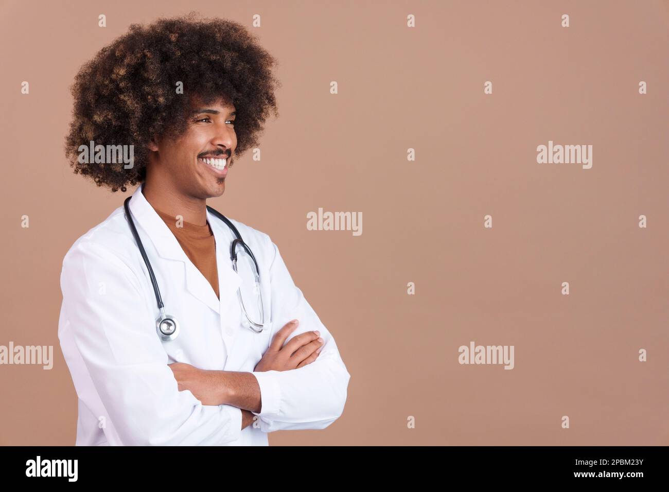 Smiley-afrikanischer Arzt in Uniform und Stethoskop Stockfoto