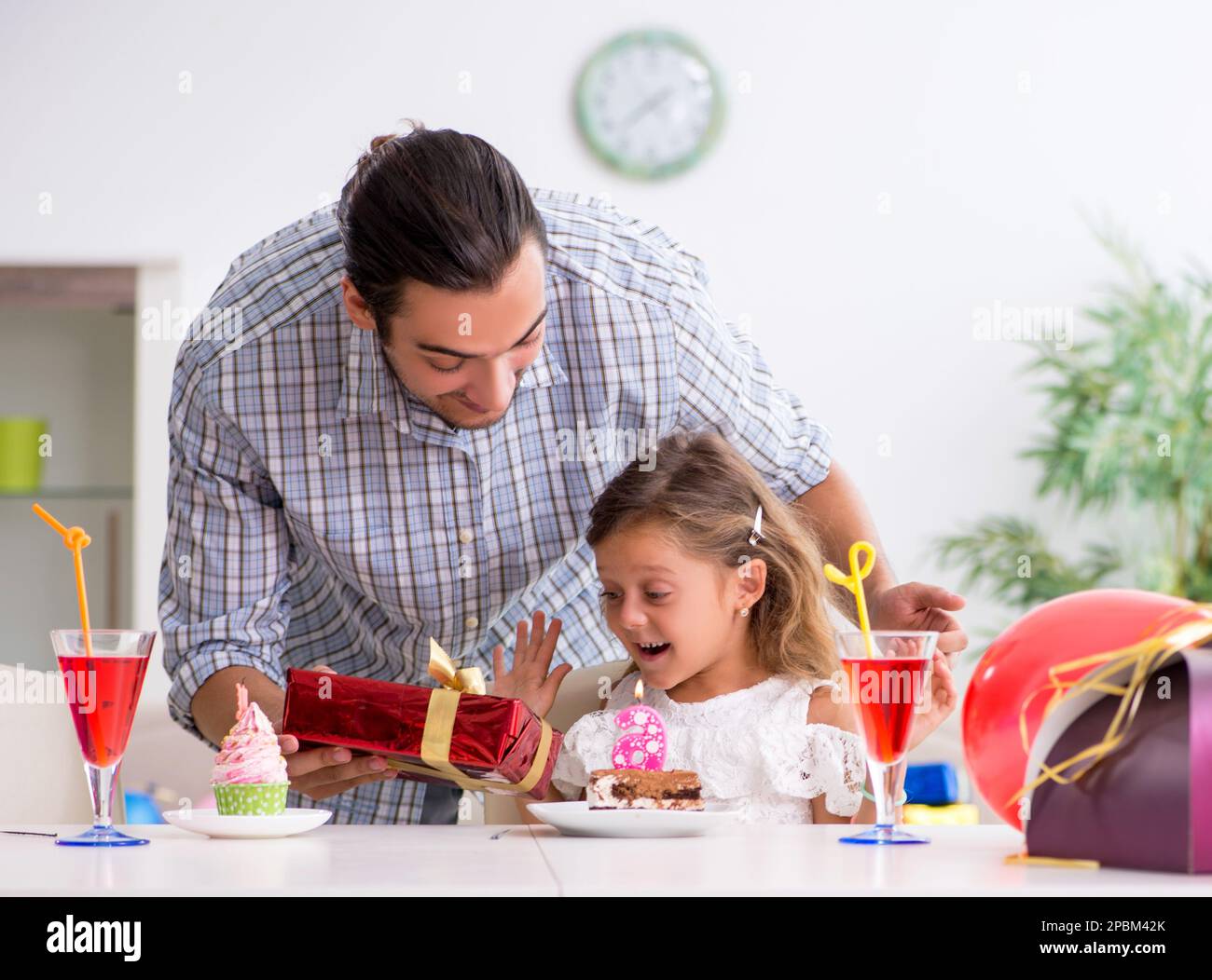 Der Vater mit seiner Tochter feiert Geburtstag Stockfoto