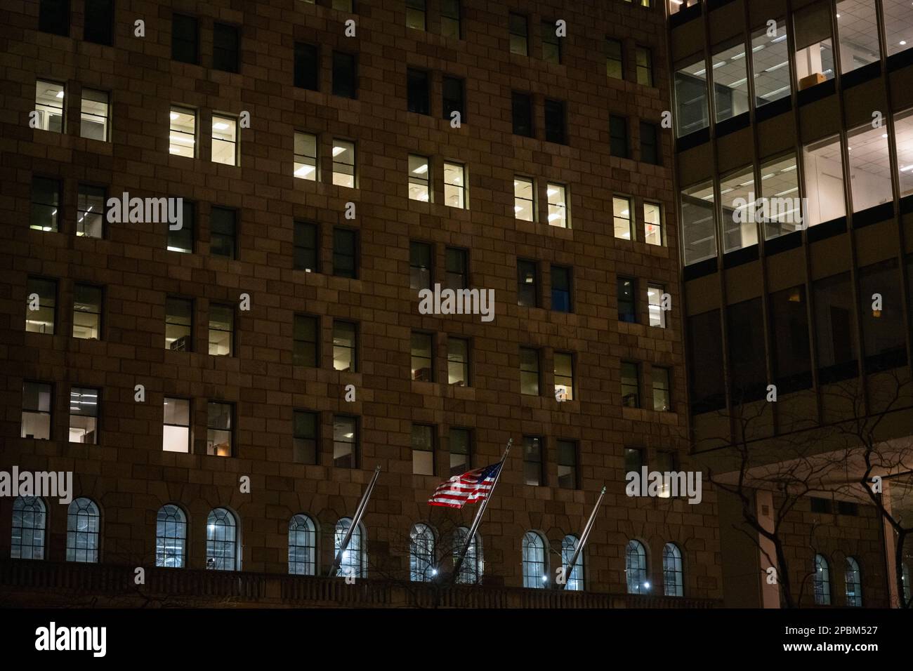 New York, New York, USA. 12. März 2023. Sonntagabend brannten im Federal Reserve-Gebäude im Finanzviertel Manhattans Lichter, während die US-Aufsichtsbehörden nach dem Zusammenbruch der Silicon Valley Bank und der Signature Bank eine potenzielle Bankenkrise stoppen Stockfoto