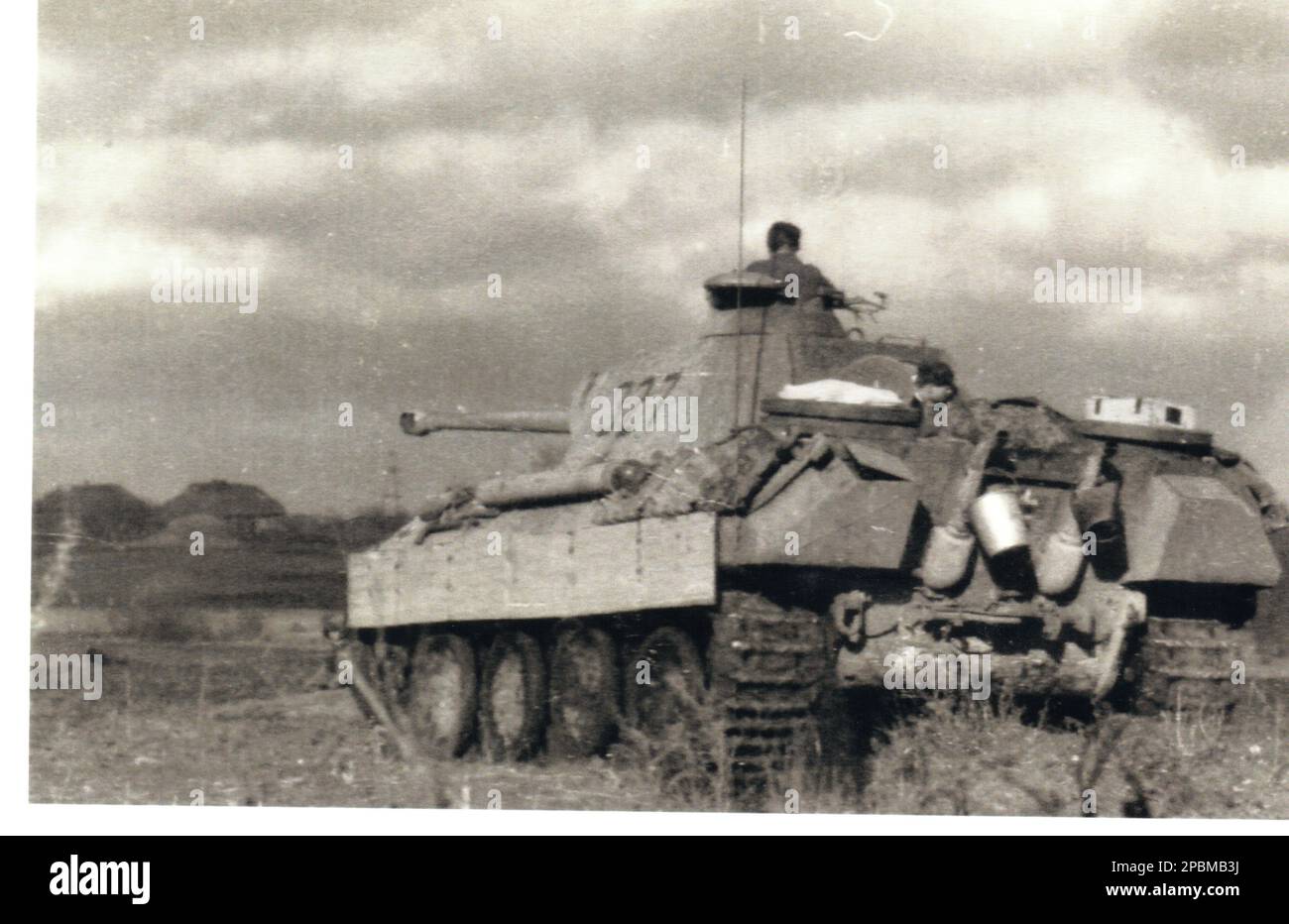 B&W-Foto aus dem 2. Weltkrieg Ein Panther-Tank steht bereit, um einen Angriff deutscher Truppen in den Frühjahrsmonaten 1944 zu unterstützen. Der Panther ist von der 1. SS Panzer Division an der Korsun Pocket Ostfront Stockfoto