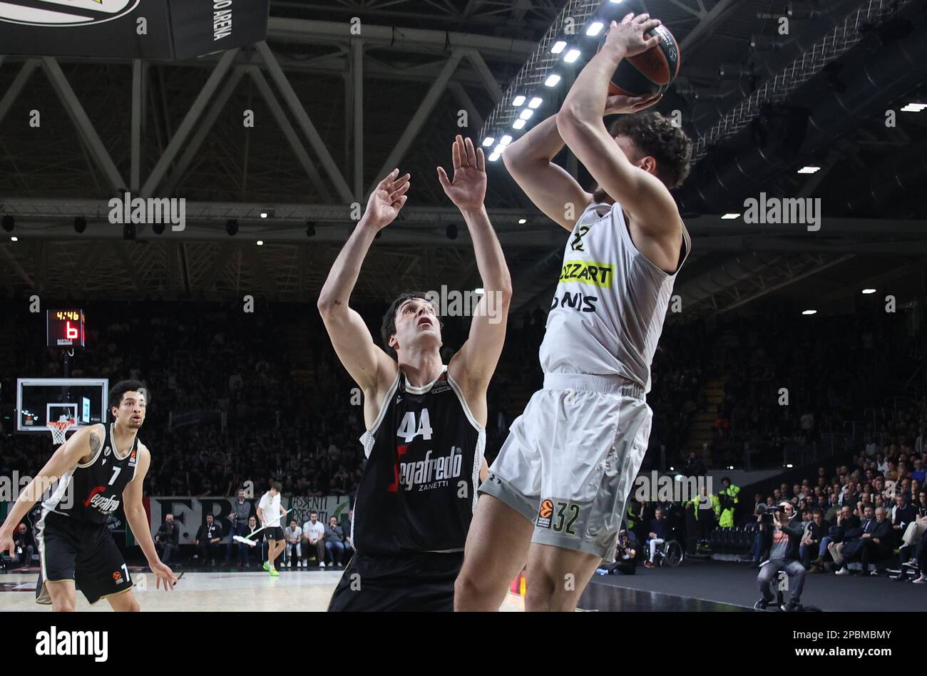 Während des Euroleague-Basketballspiels Segafredo Virtus Bologna vs. Partizan Mozzart Bet Belgrade - Bologna, Italien, 07. März 2023 in der Segafredo Arena Stockfoto