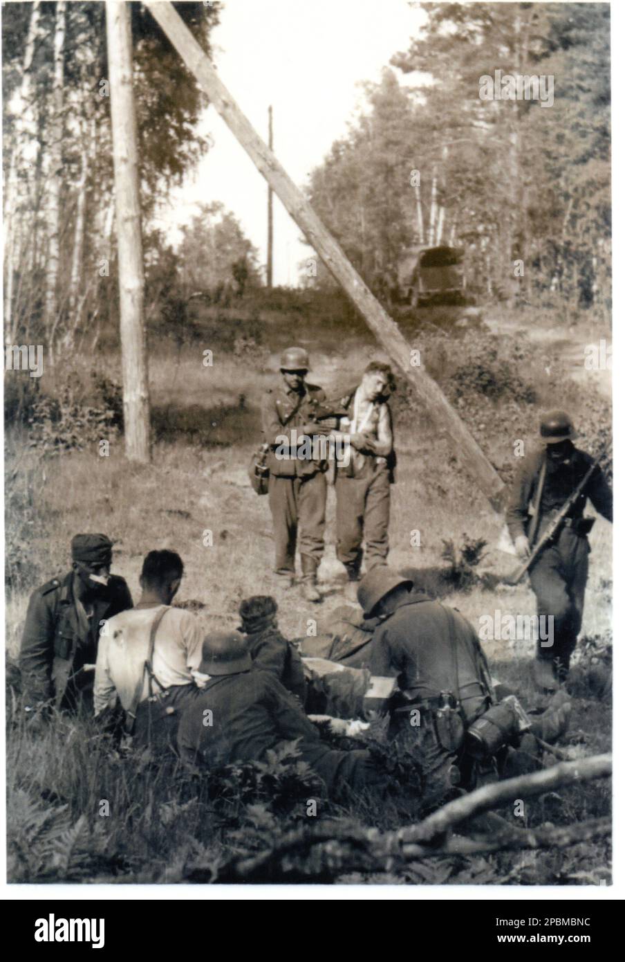 B&W-Foto aus dem 2. Weltkrieg Verwundete deutsche Soldaten werden in der Nähe der Front an der russischen Front 1941 behandelt Stockfoto