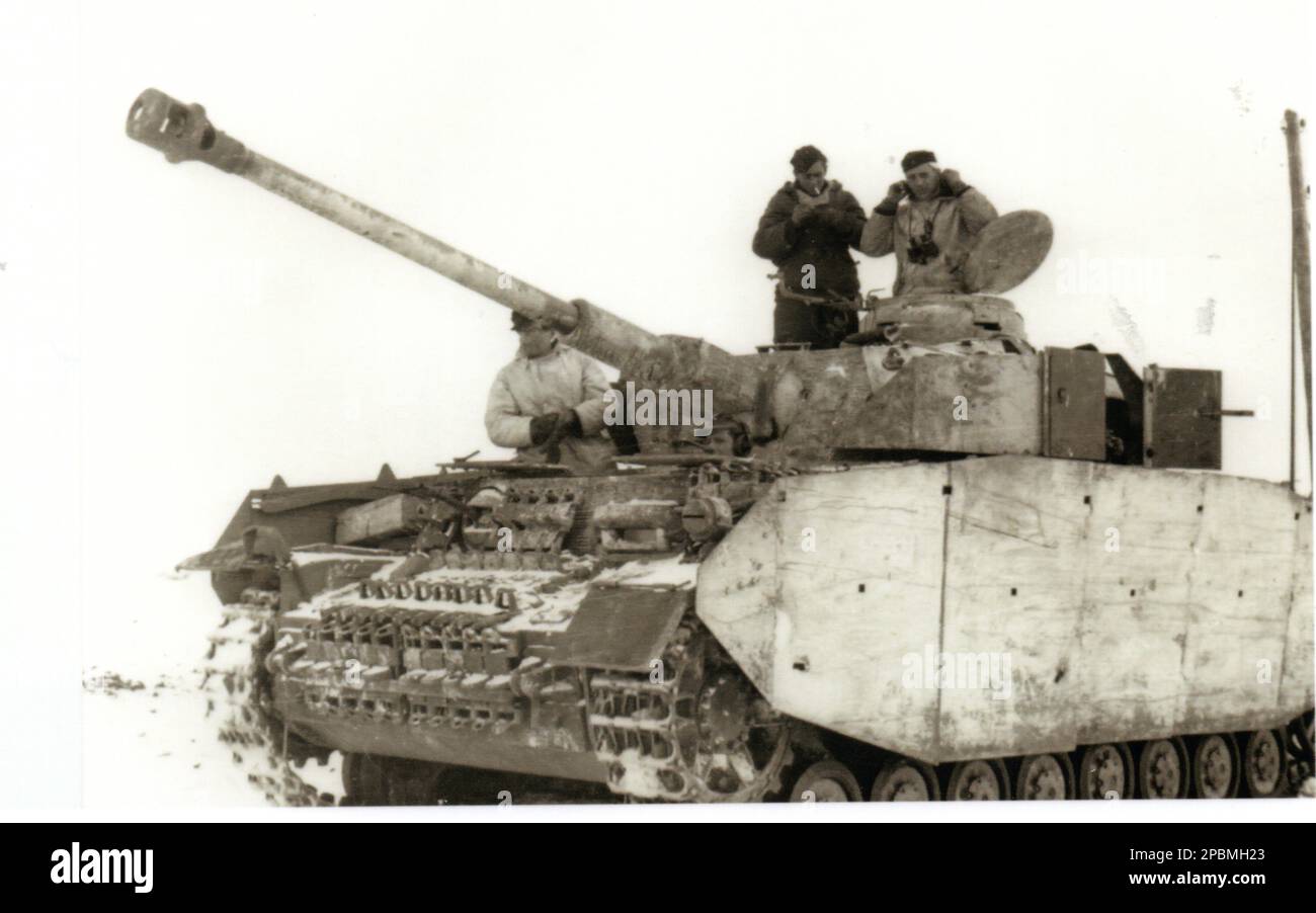 B&W-Foto aus dem 2. Weltkrieg Ein deutsches PanzerlV in Snow Camo mit Seitenschürze an der russischen Front 1944 Stockfoto