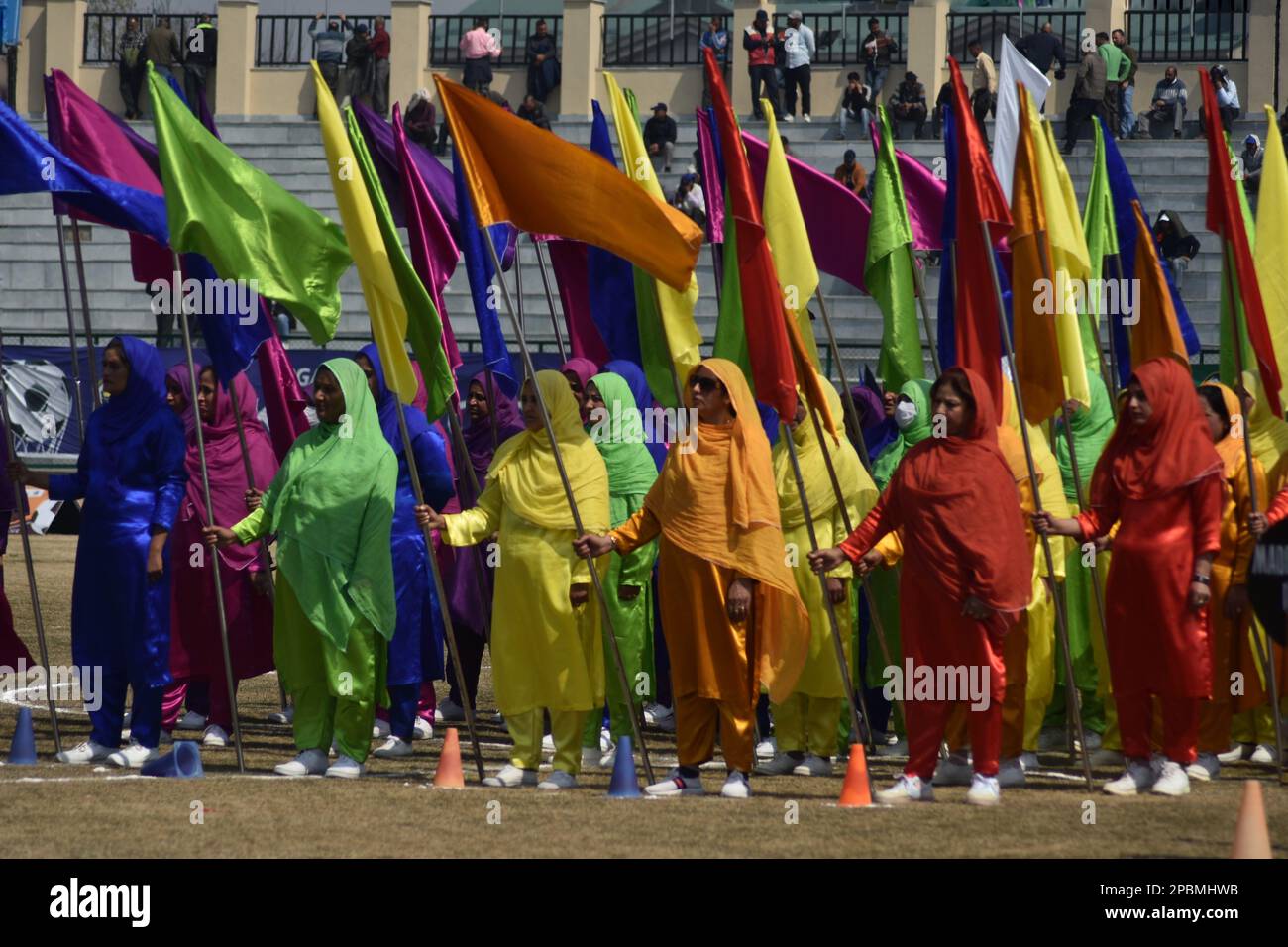 12. März 2023, Srinagar, Jammu und Kaschmir, Indien: Fast 200 Sportler aus 20 verschiedenen Staaten nehmen an der Eröffnungszeremonie von 71. B.N. Teil Mullik Memorial All India Police Football Championship fand heute im Bakshi Stadion in Srinagar statt. Die Veranstaltung wurde gemeinsam von Generaldirektor der Polizei, J&K Dilbag Singh, und Direktor IB, New Delhi Tapan Kumar Deka, der auch Vorsitzender des All India Police Sports Control Board, New Delhi, ist, eröffnet. (Kreditbild: © Mubashir Hassan/Pacific Press via ZUMA Press Wire) NUR REDAKTIONELLE VERWENDUNG! Nicht für den kommerziellen GEBRAUCH! Stockfoto