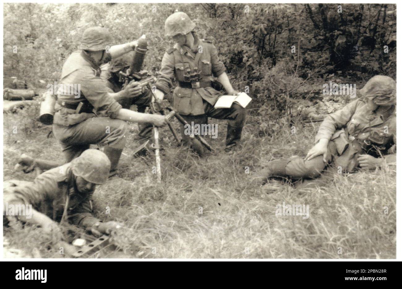 World war Two B&W Foto der deutschen Mörsercrew von der LAH Division, die ihre Waffe vor der Invasion von France 1940 abfeuert Stockfoto