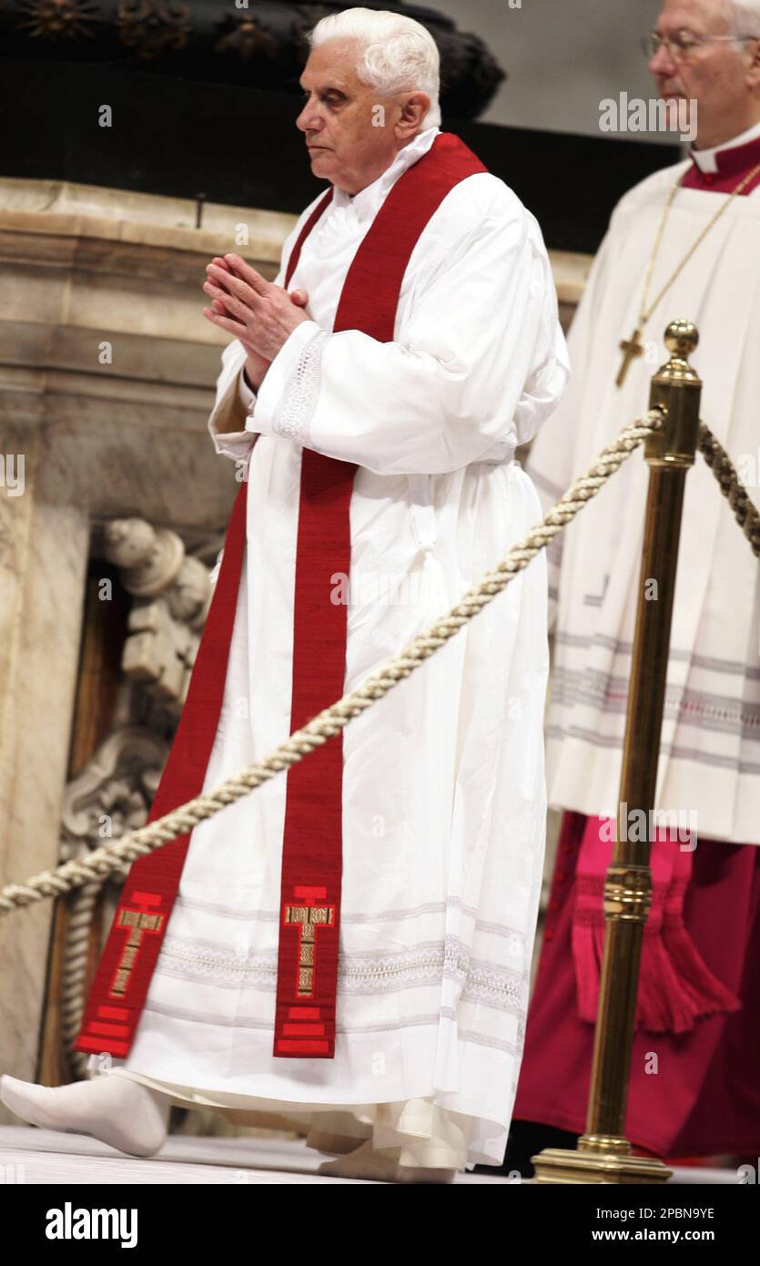 Pope Benedict XVI walks without his shoes after kissing the crucifx, during a Good Friday ceremony for the Passion of Christ, inside St. Peter's Basilica at the Vatican, Friday, April 6, 2007. At right, Bishop Piero Marini. (AP Photo/Plinio Lepri) Stockfoto