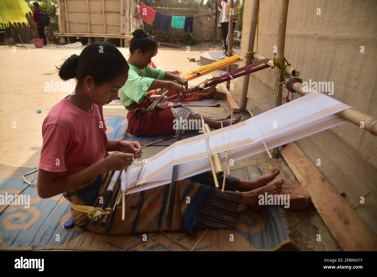 Karbi Anglong. 12. März 2023. Frauen weben Jamborong (traditionelle Tasche) im Karbi Anglong Bezirk im Nordosten Indiens, Assam, 12. März 2023. Kredit: Str/Xinhua/Alamy Live News Stockfoto