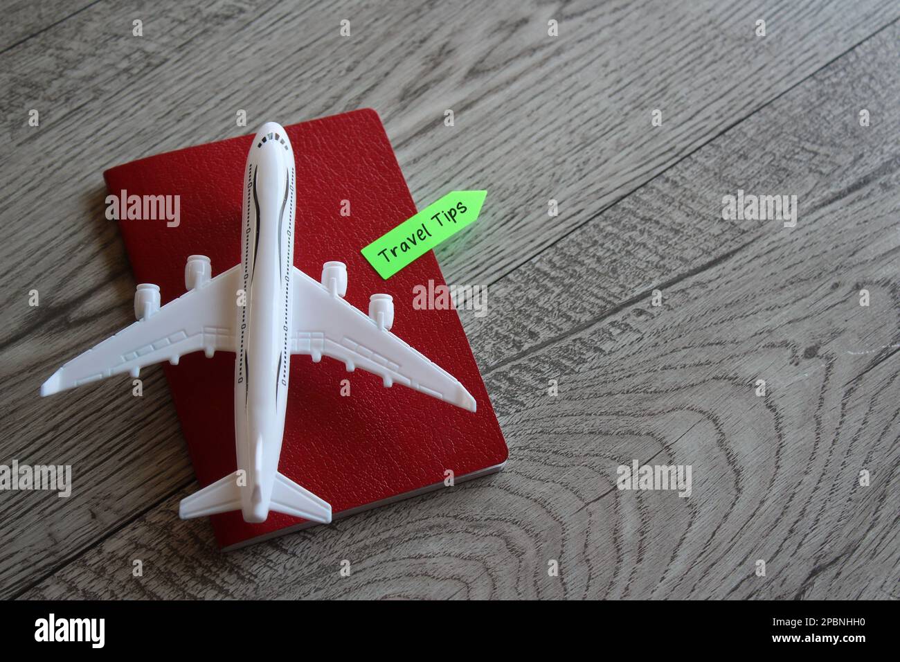 Spielzeugflugzeug und Reisepass mit Text-REISETIPPS. Reise- und Transportkonzept Stockfoto