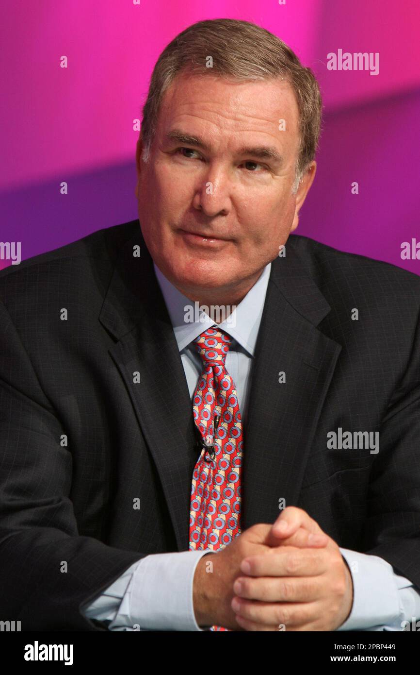 Richard Fain, chairman and CEO of Royal Caribbean Cruises, speaks to a group of cruise industry members and travel agents at the cruise3sixty conference, Friday, March 30, 2007, in Fort Lauderdale, Fla. (AP Photo/Marianne Armshaw) Stockfoto