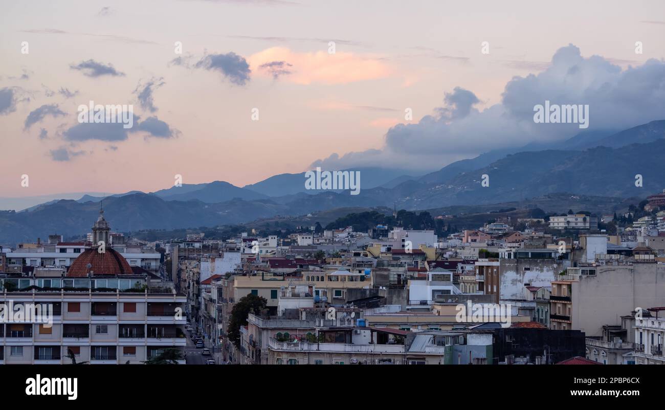Häuser und Appartementhäuser in einer touristischen Stadt Messina, Sizilien, Italien Stockfoto