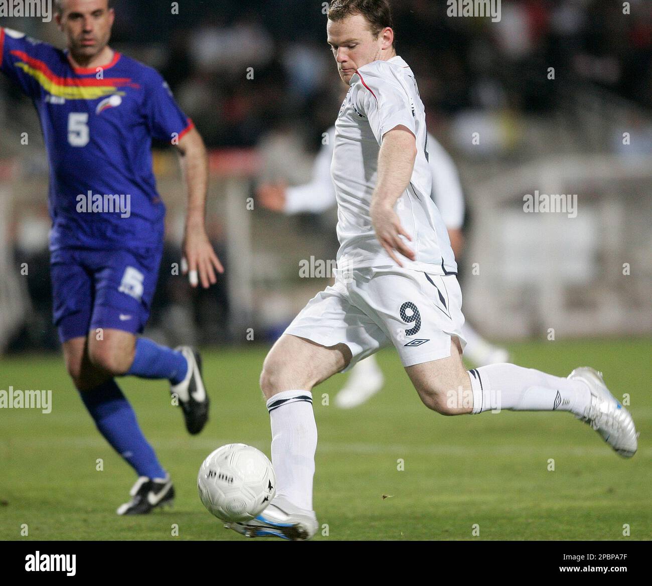 England player Wayne Rooney, right, duels for the ball against Andorra player Antoni Lima during their Euro 2008 group E qualifying match at Lluis Companys Stadium in Barcelona, Spain, Wednesday, March 28, 2007. (AP Photo/Manu Fernandez) Stockfoto