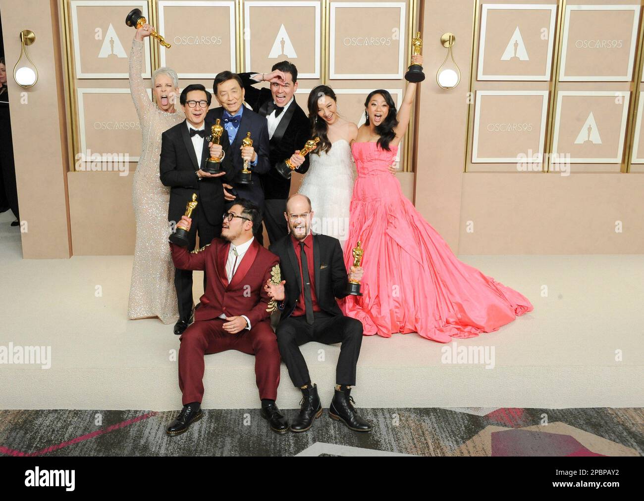 Los Angeles, Kalifornien. 12. März 2023. Daniel Kwan, Jonathan Wang, Daniel Scheinert, Jamie Lee Curtis, James Hong, KE Huy Quan, Michelle Yeoh, Stephanie Hsu im Pressesaal für die Academy Awards 95. - Fotozimmer, Dolby Theatre, Los Angeles, CA, 12. März 2023. Kredit: Elizabeth Goodenough/Everett Collection/Alamy Live News Stockfoto