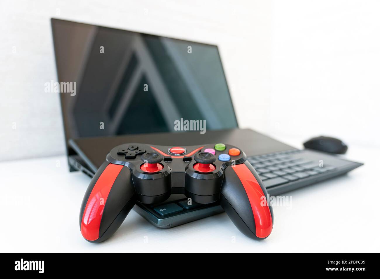 Arbeitsraumkonzept für Gamer, Spielausrüstung mit Draufsicht, Maus, Tastatur, Joystick und Headset auf weißem Tischhintergrund. Stockfoto