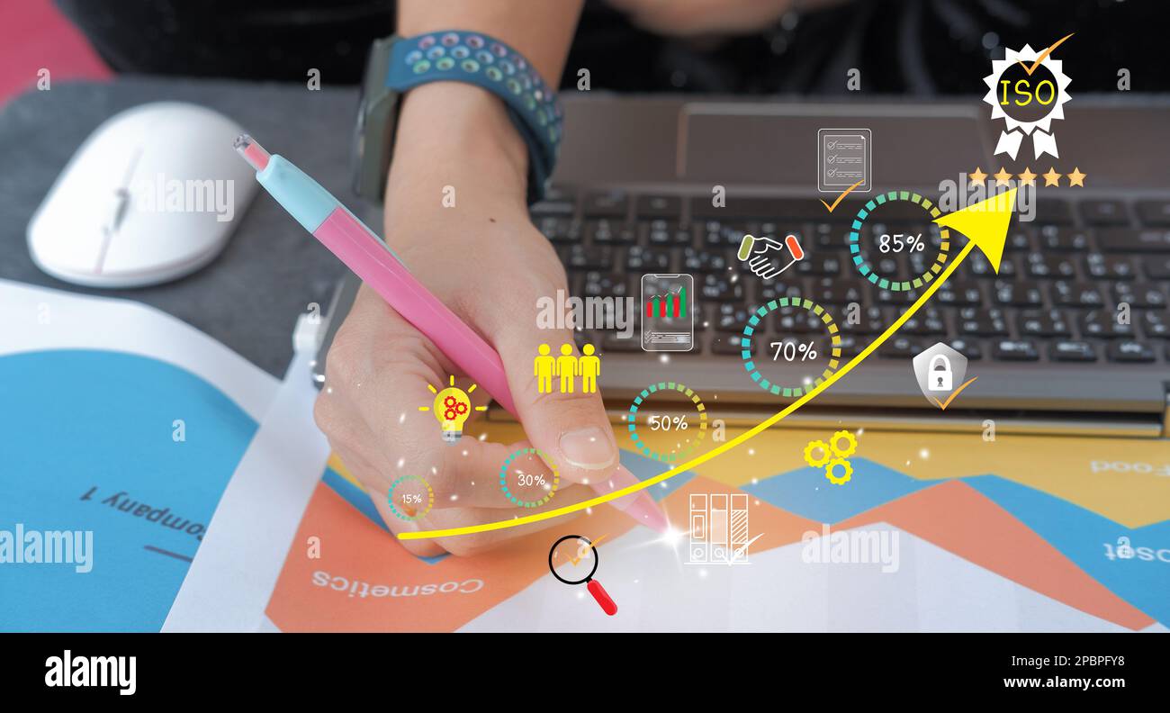 Zertifizierungs- und Standardisierungsprozess, iso-zertifiziertes Geschäft, Konformität mit internationalen Standards und Qualitätssicherungskonzept. Stockfoto