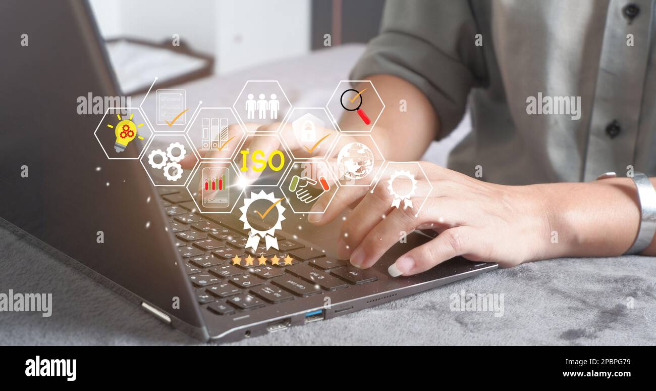 Zertifizierungs- und Standardisierungsprozess, iso-zertifiziertes Geschäft, Konformität mit internationalen Standards und Qualitätssicherungskonzept. Stockfoto