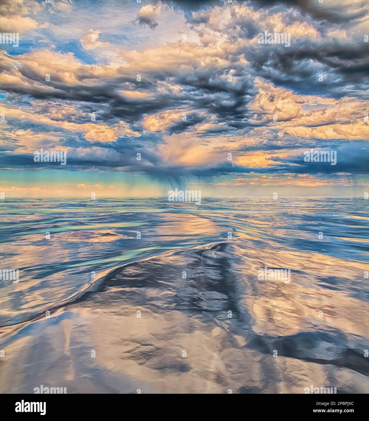Ruhiges Wasser spiegelt den turbulenten Himmel wider, wo unheilvolle Wolken einen intensiven und kraftvollen Kontrast erzeugen Stockfoto