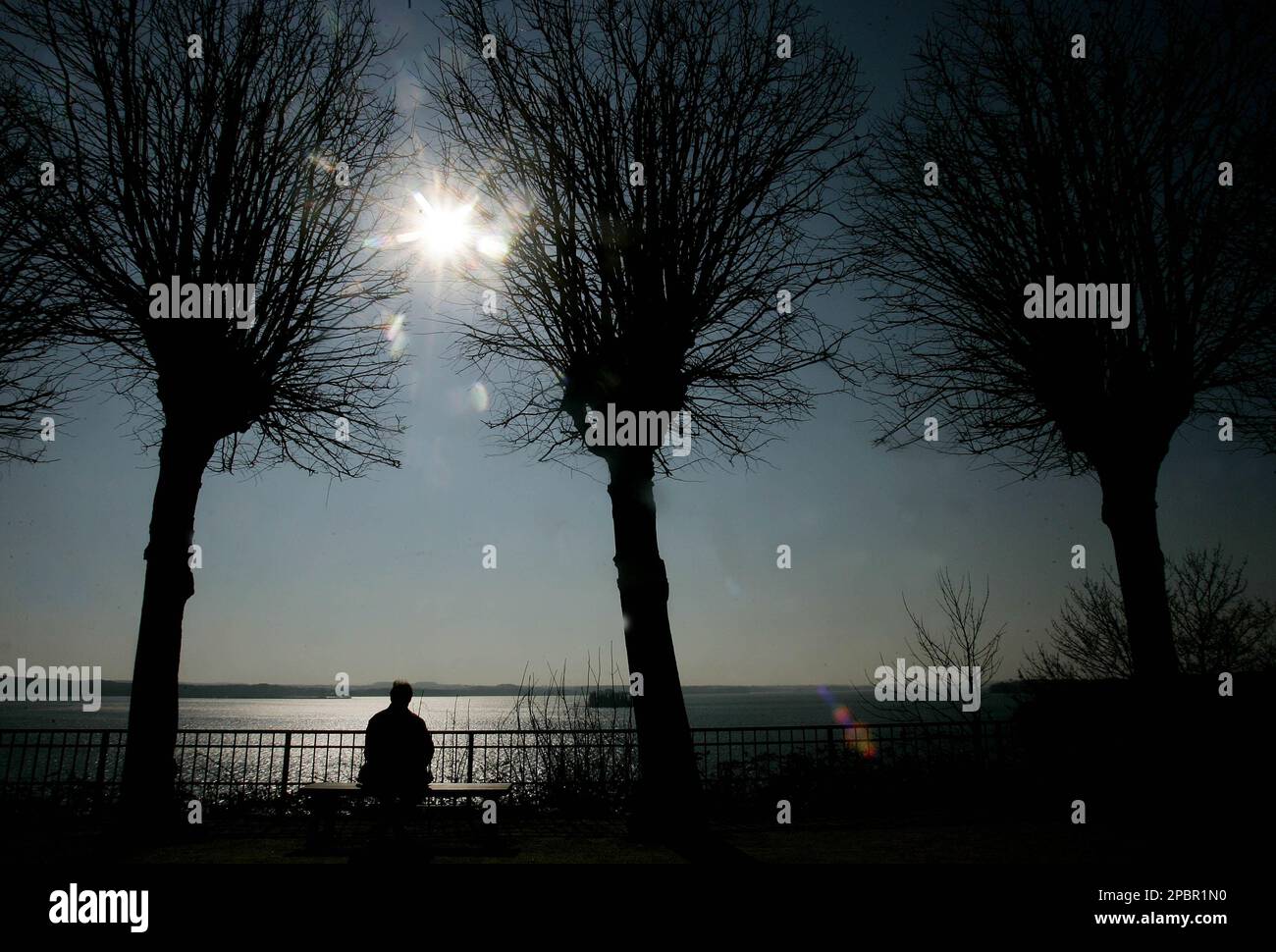 Ein Mann sitzt am Freitag, 23. Maerz 2007, bei Temperaturen um die zehn