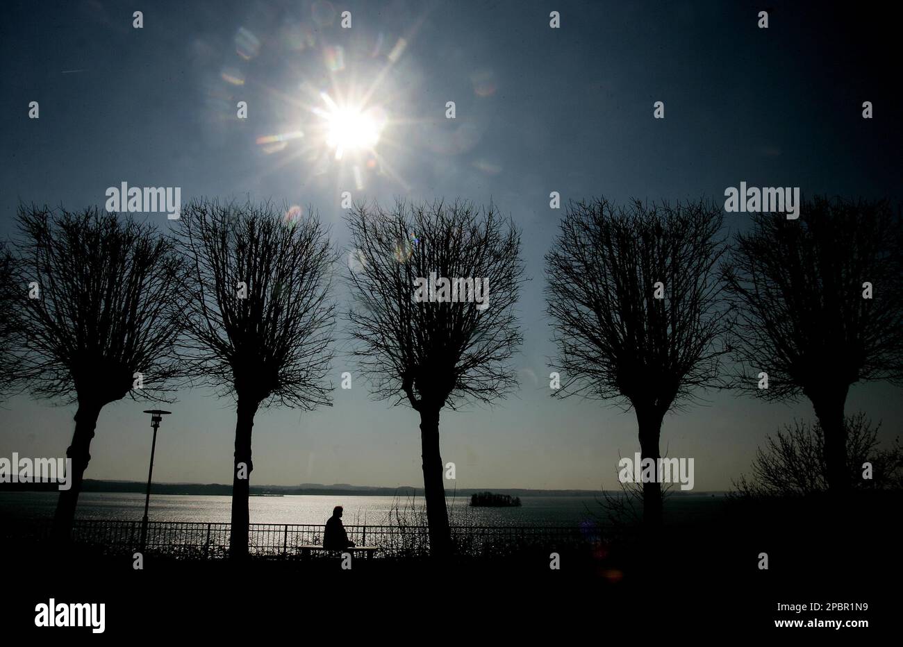 Ein Mann sitzt am Freitag, 23. Maerz 2007, bei Temperaturen um die zehn