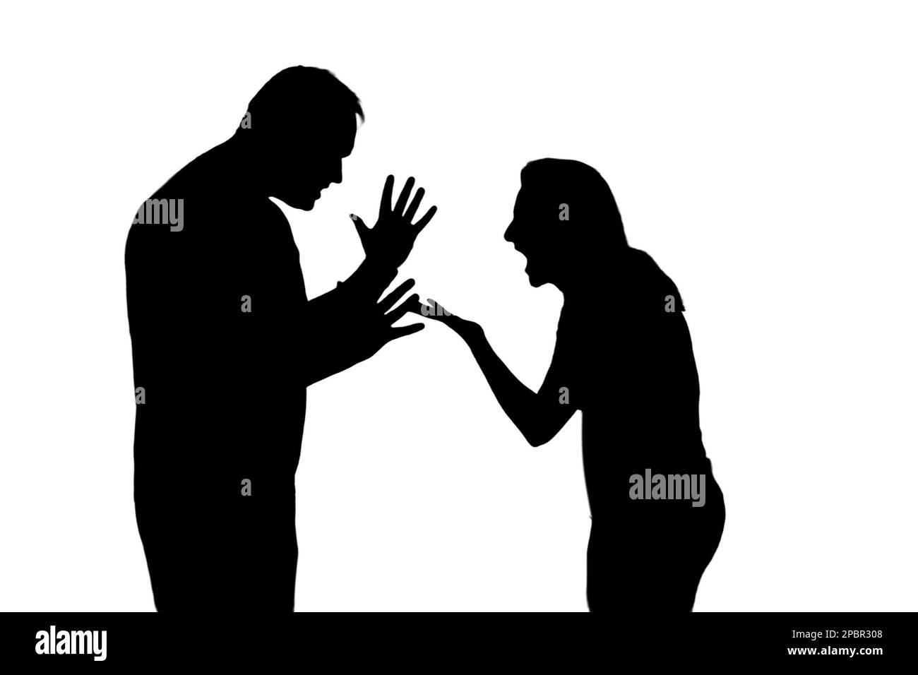 Silhouette streitender Männer und Frauen, isoliert auf weißem Hintergrund. Verheiratetes Paar, Mann und Frau, Gewalt in Abendlicht des Wohnzimmers Stockfoto