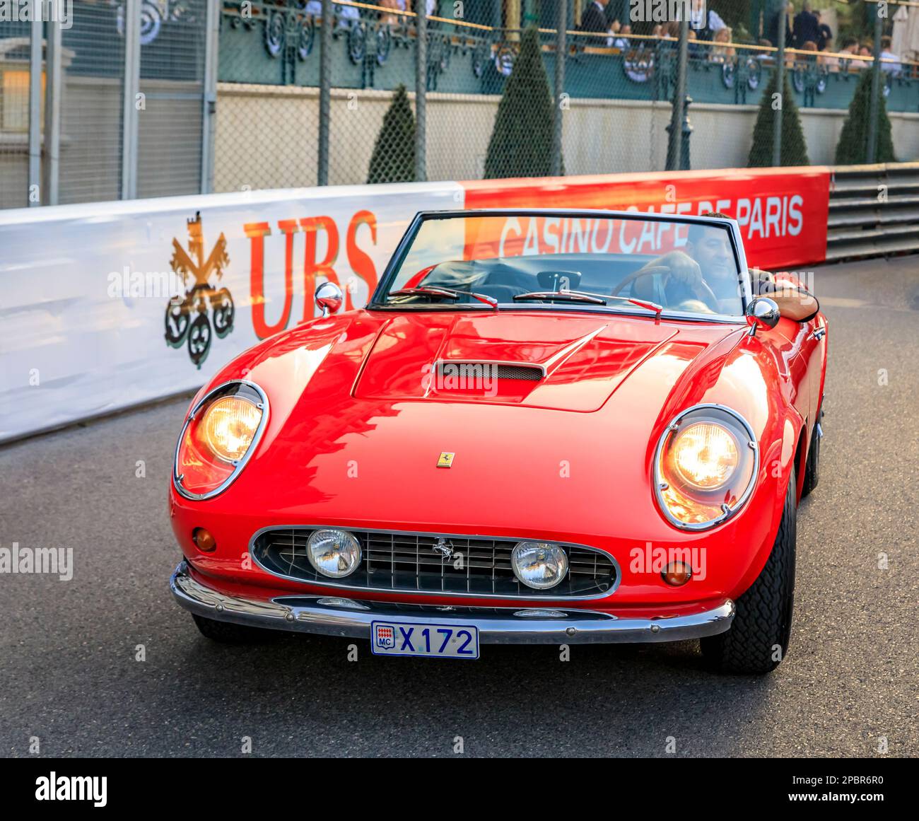 Monte Carlo, Monaco - 27. Mai 2022: Klassisches rotes Cabrio Ferrari California Spider vor dem berühmten Monte Carlo Casino und Hotel de Paris Stockfoto