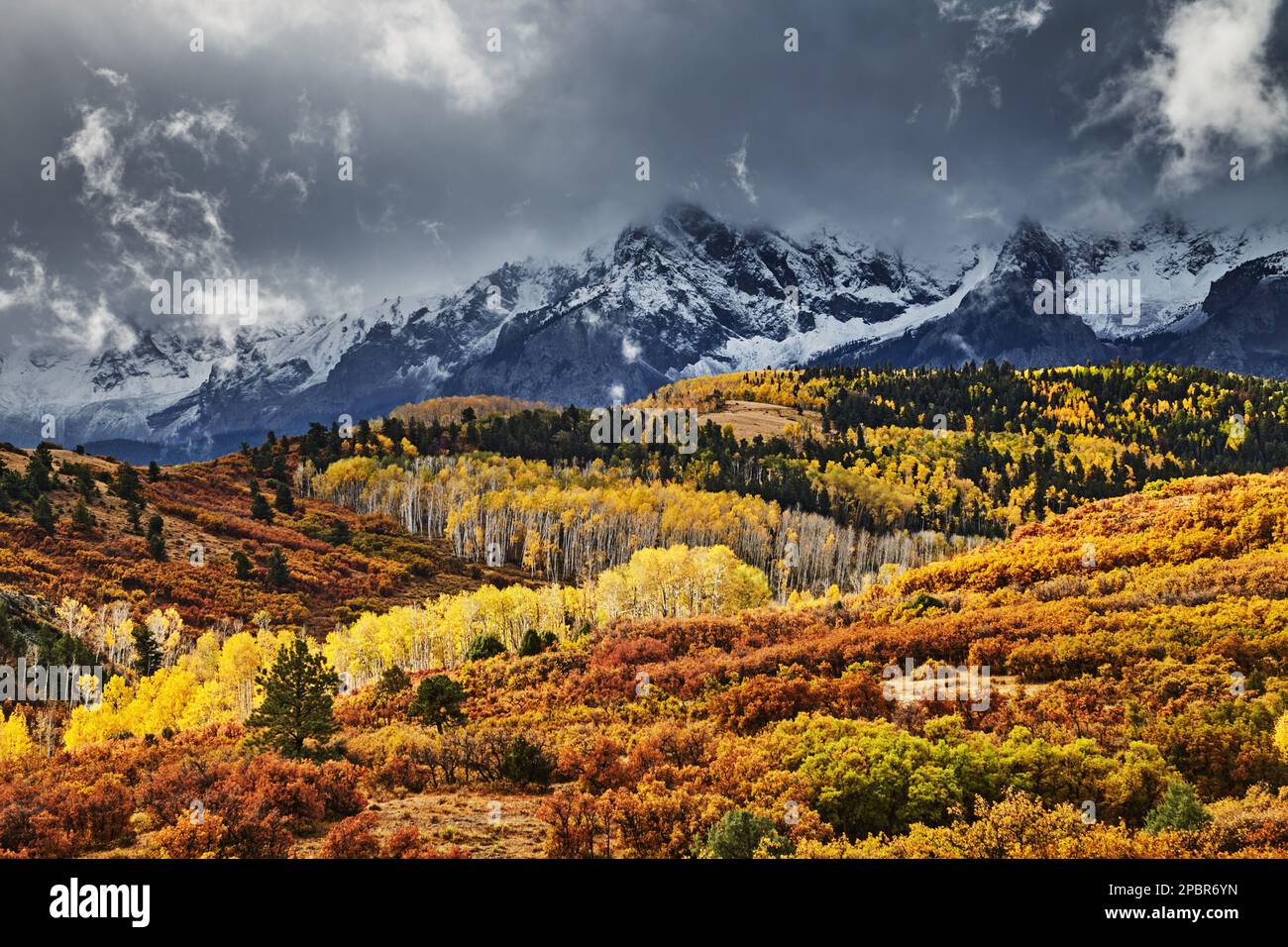 Wunderschöne San Juan Mountains in Herbstfarben, Blick vom Bergpass Dallas Divide, Colorado, USA Stockfoto