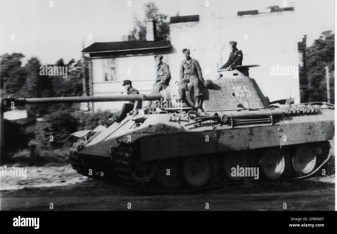B&W-Foto aus dem 2. Weltkrieg Im Juni 1944 bewegt Sich Ein deutscher Panther-Tank in Richtung der Normandie-Front. Der Panzer ist von der SS Panzer Division Hitlerjugend 12. Stockfoto