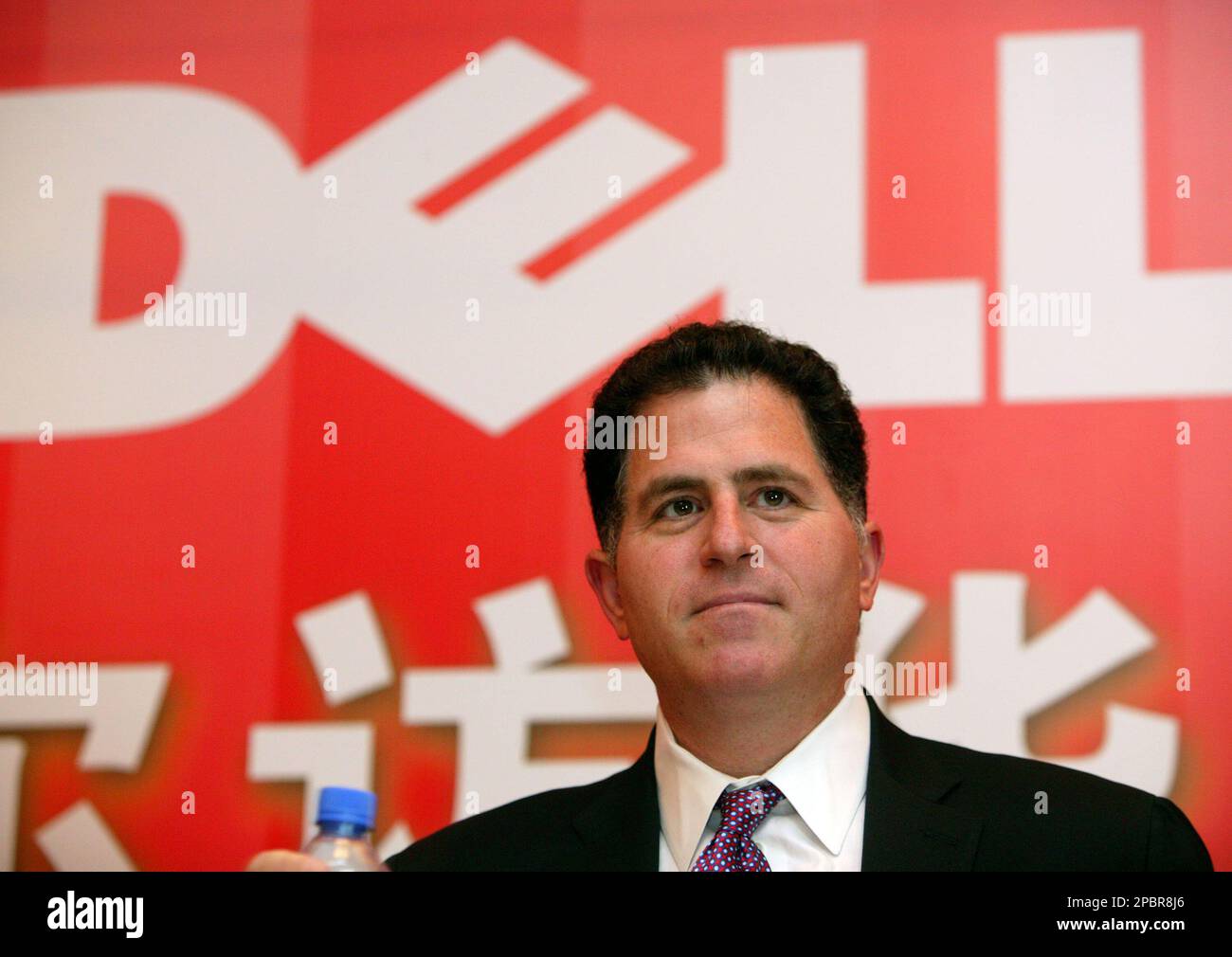 Michael Dell, CEO of Dell Inc. speaks at a ceremony to unveil a low-cost PC targeting first-time and novice computer users in China, Wednesday March 21, 2007, in Shanghai. The EC280 system was developed by engineers at the company's design center in Shanghai and will be available in two configurations, with prices ranging from about $223 to $515. (AP Photo) ** CHINA OUT ** Stockfoto