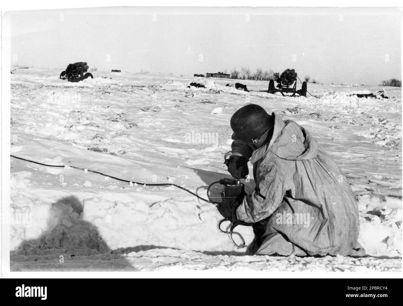 B&W-Foto des 2. Weltkriegs deutscher Soldat in Snow Camo feuert Nebelwerfer Raketenwerfer an der russischen Front 1943 Stockfoto