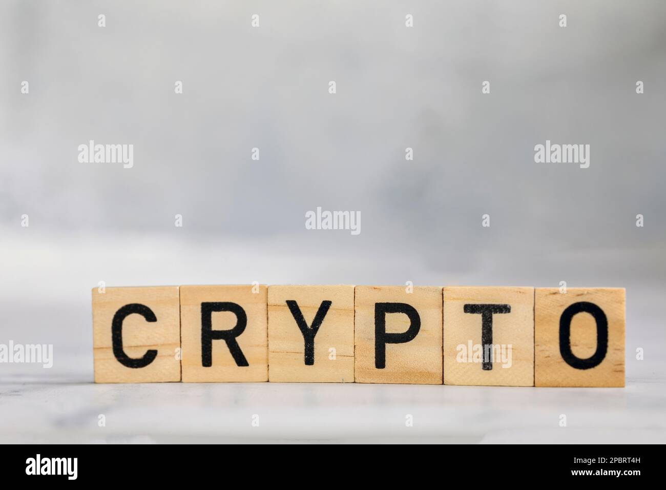 Kryptowährungs-Börsenkonzept. Handel an der digitalen Börse im Jahr 2022. Virtuelles Geldkonzept. Bergbau- oder Blockchain-Technologie. Text für Holzwürfel Stockfoto