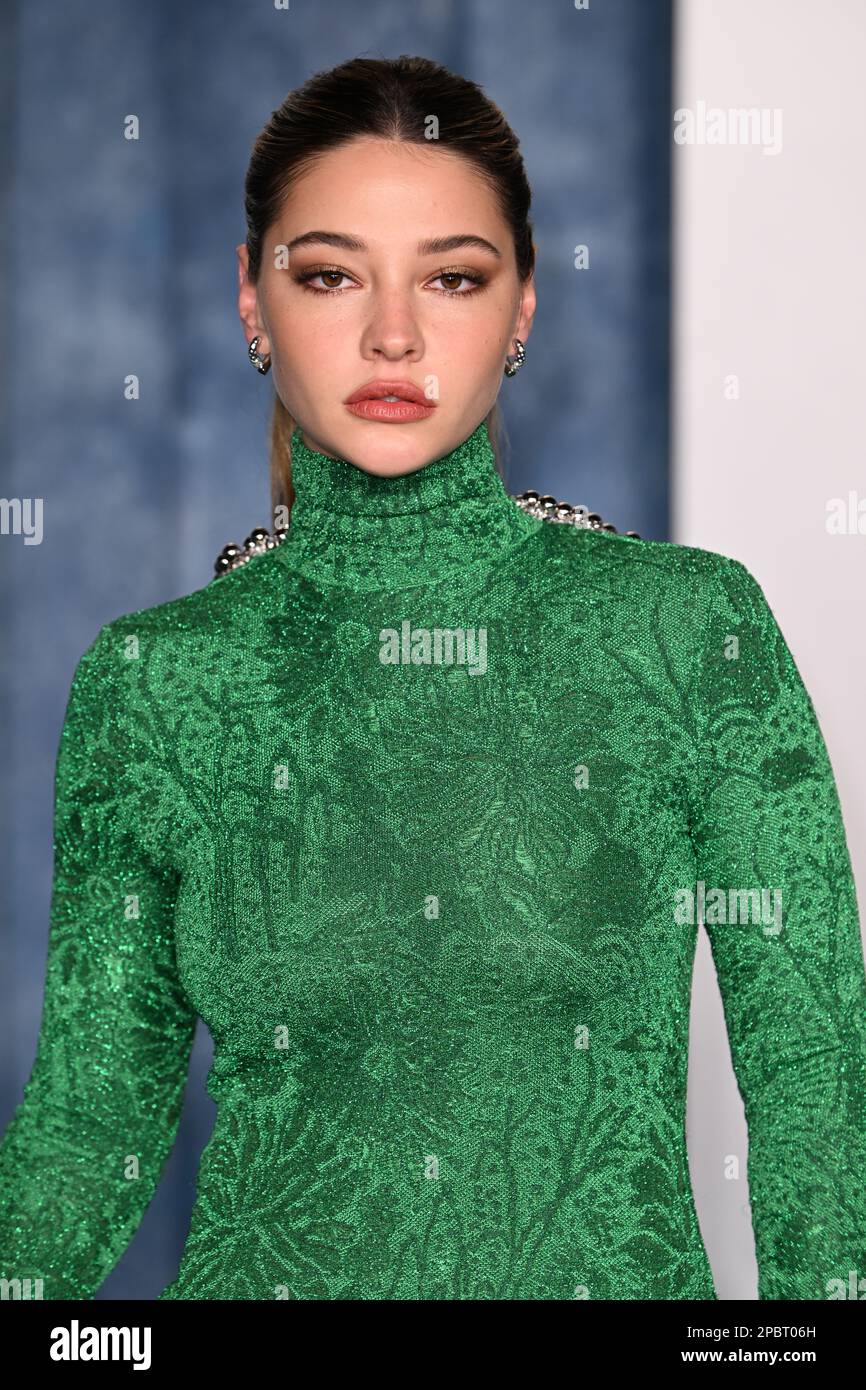 Madelyn Cline besucht die Vanity Fair Oscar Party im Wallis Annenberg