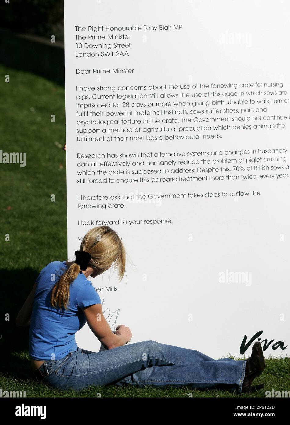 Heather Mills, former British model and estranged wife of ex-Beatle Paul McCartney, signs a giant Mother's Day card outside the Houses of Parliament in London calling on the Government to end the use of farrowing crates in pig production, Thursday, March 15, 2007. Farrowing crates are metal cages only a little bigger than a pig's body in which sows, female breeding pigs, are held captive for month or more every time they give birth. (AP Photo/Sang Tan) Stockfoto