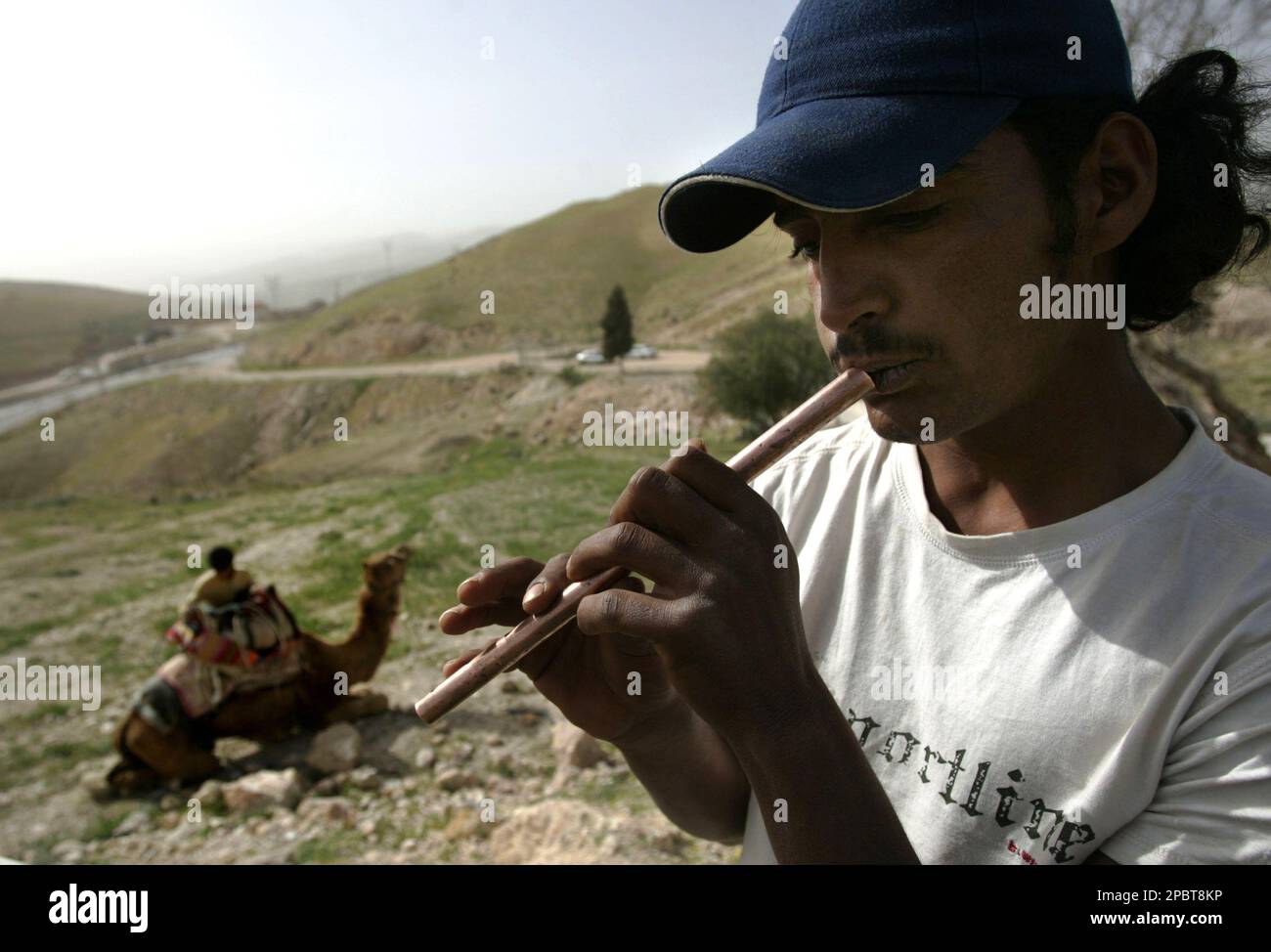 A Bedouin Arab plays his flute during a protest organized by environmental groups at the site of future construction of Israel's separation barrier, on the Good Samaritan Hill in the Judean Desert, near the West Bank town of Jericho, Monday, March 12, 2007. The Friends of the Earth organization says the proposed route of Israel's separation barrier will carve up parts of the Judean Desert around the Israeli settlement of Ma'aleh Adumim. Israel says the barrier is necessary for security. (AP Photo/Emilio Morenatti) Stockfoto