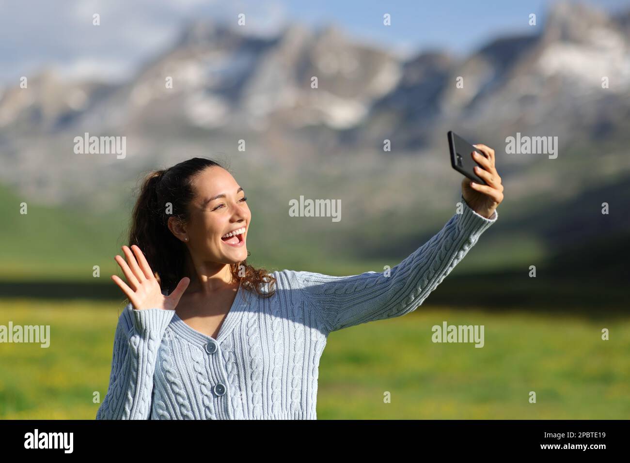 Glücklicher Tourist in der Natur, der Videoanrufe mit Telefon hat Stockfoto