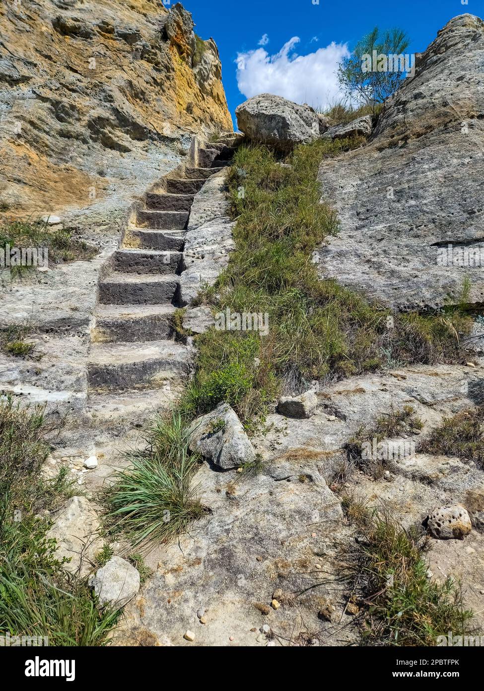 Steintreppen auf Touristenpfaden. Isalo-Nationalpark in der Region Ihorombe. Wildnislandschaft. Wunderschöne Naturlandschaft Madagaskars. Stockfoto