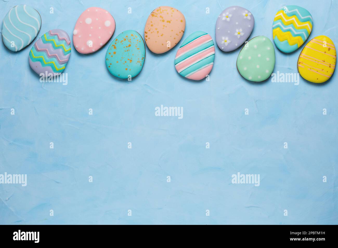 Banner für die Osterferien. Eiförmige Kekse in einem Eiertablett. Osterferienkonzept. Platz für Text. Draufsicht. Stockfoto