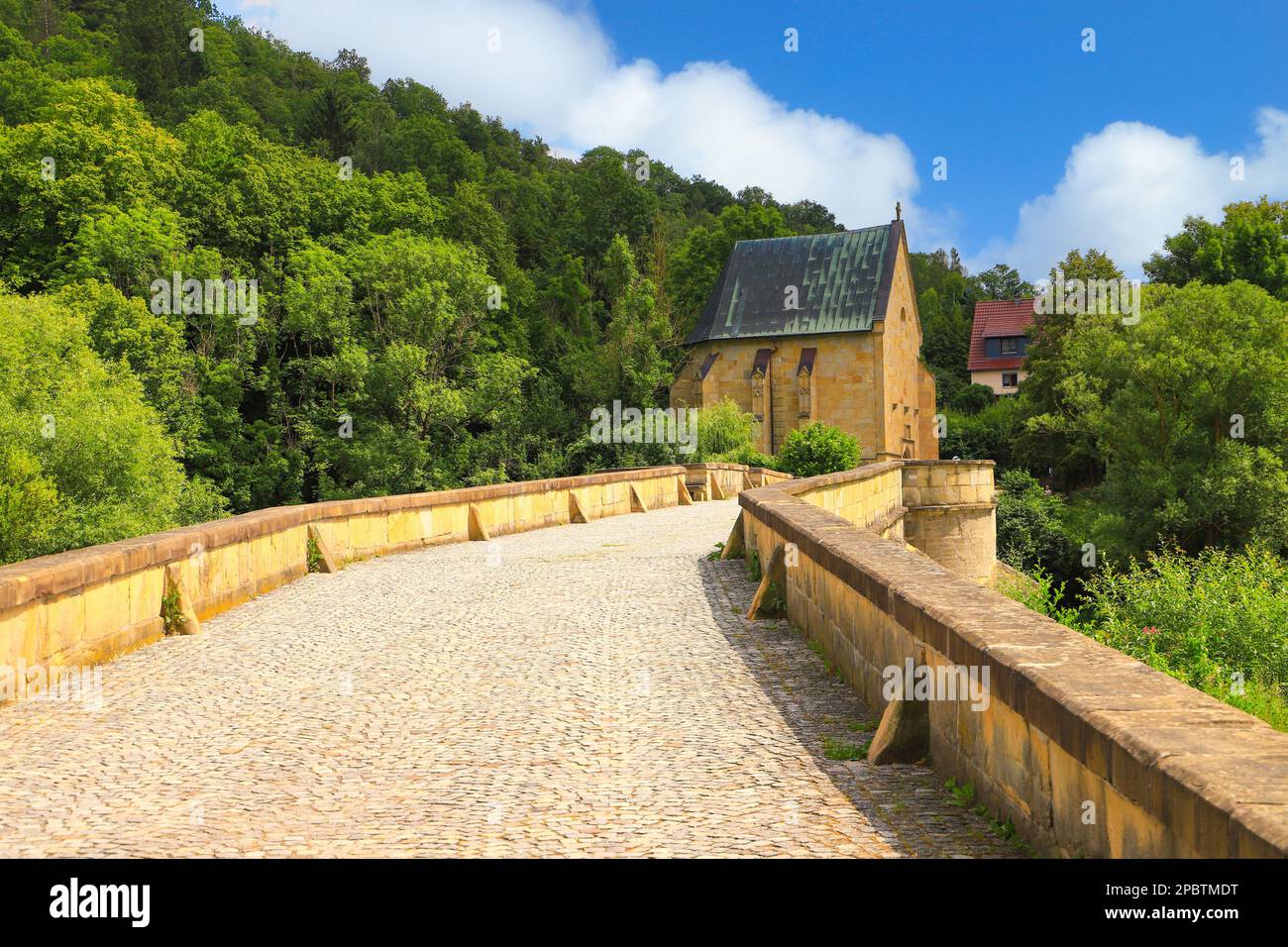 Die alte Werra-Brücke (Werrabrücke) mit der Liborius-Kapelle (Liboriuskapelle), Thüringen - Deutschland Stockfoto