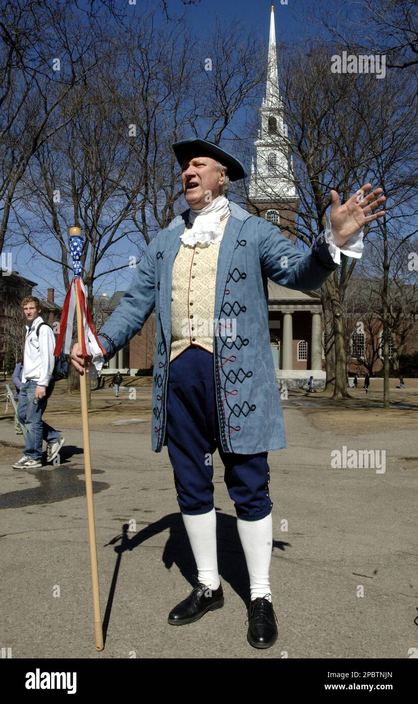August "Gus" Jaccaci, of New Gloucester, Maine, speaks to supporters at his alma mater, Harvard University, in Cambridge, Mass., Friday, March 9, 2007, where he announced his write-in candidacy for president while impersonating Thomas Jefferson. (AP Photo/Josh Reynolds) Stockfoto