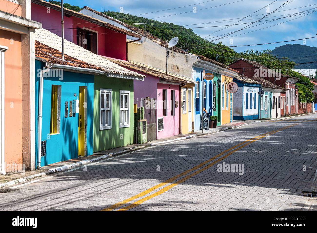 Alte farbenfrohe Häuser in kolonialer portugiesischer Architektur in Ribeirao da Ilha, Florianopolis, Santa Catarina, Brasilien. Stockfoto