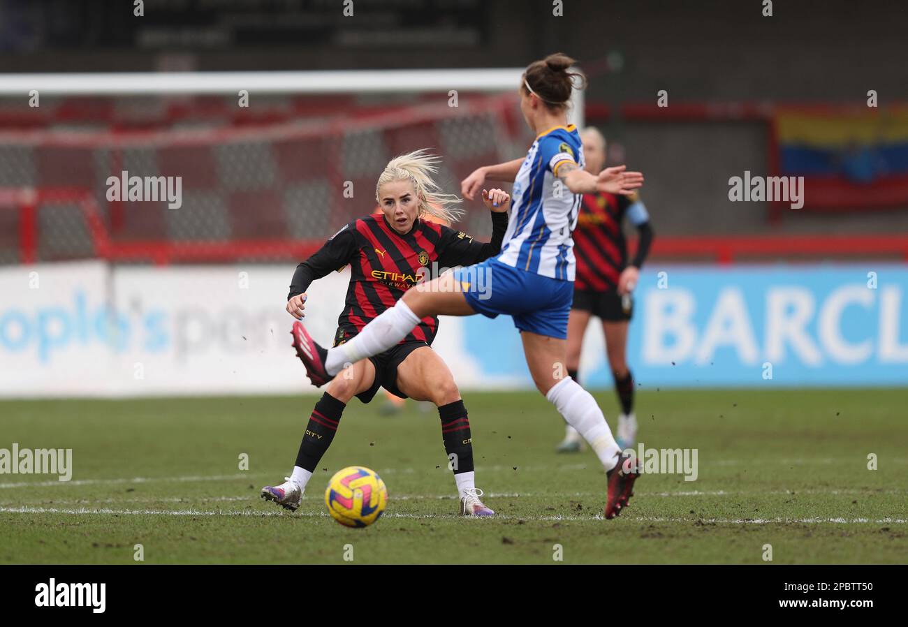 Crawley, Großbritannien. 12. März 2023. Julia Olme von Brighton fordert Alex Greenwood von man City während des FA Women's Super League-Spiels zwischen Brighton & Hove Albion und Manchester City im Broadfield Stadium heraus. Kredit: James Boardman/Alamy Live News Stockfoto