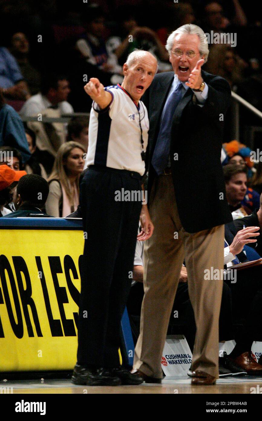 Seattle SuperSonics head coach Bob Hill, right, argues with the referee during the fourth quarter of NBA basketball action against the New York Knicks Tuesday, March 6, 2007 at Madison Square Garden in New York. The SuperSonics defeated the Knicks 100-99. (AP Photo/Mary Altaffer) Stockfoto