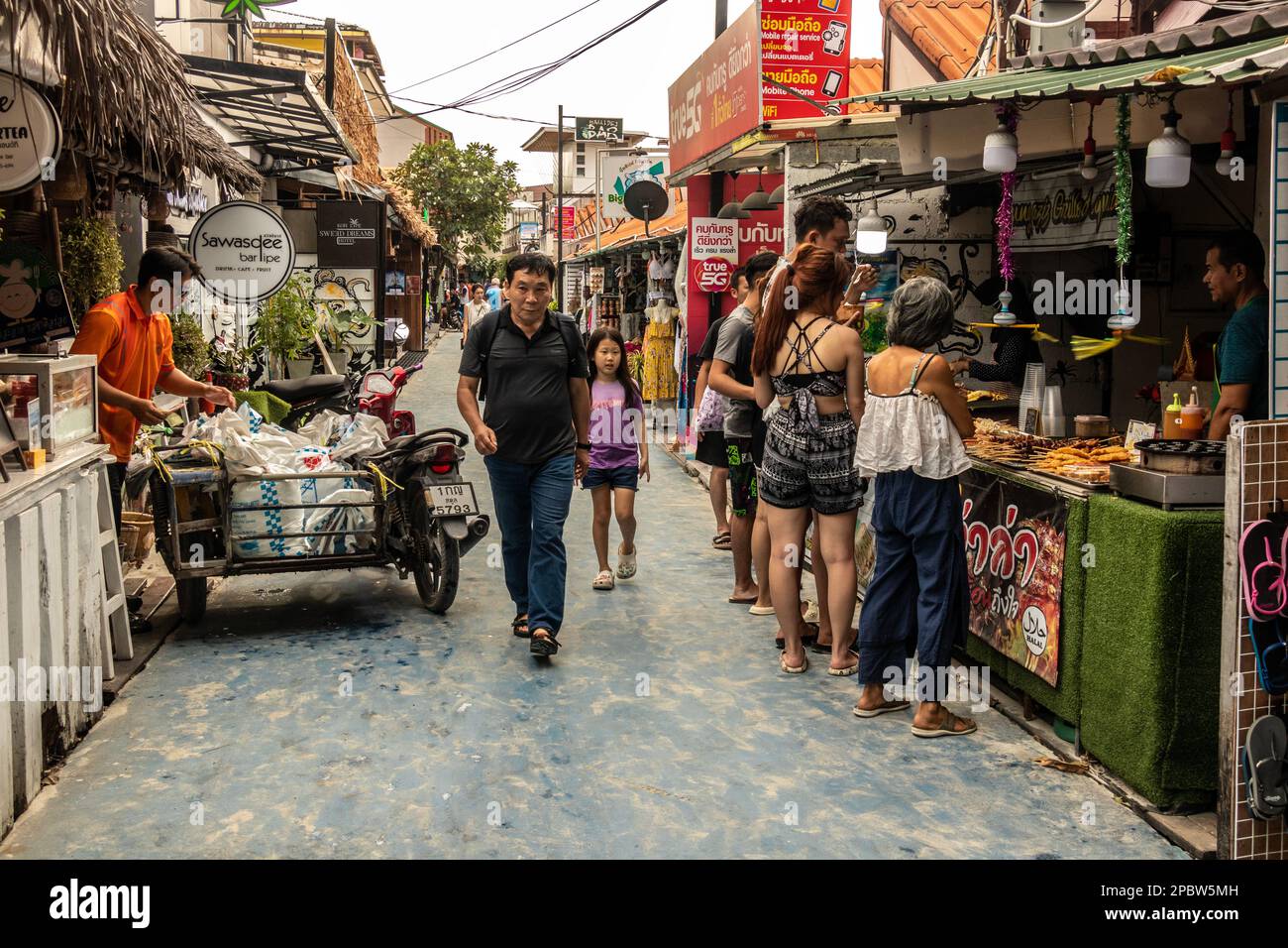 Tourist auf den Straßen der Insel Koh Lipe vor der Hauptküste Thailands mit dem beliebten öffentlichen Motorradtaxi Stockfoto