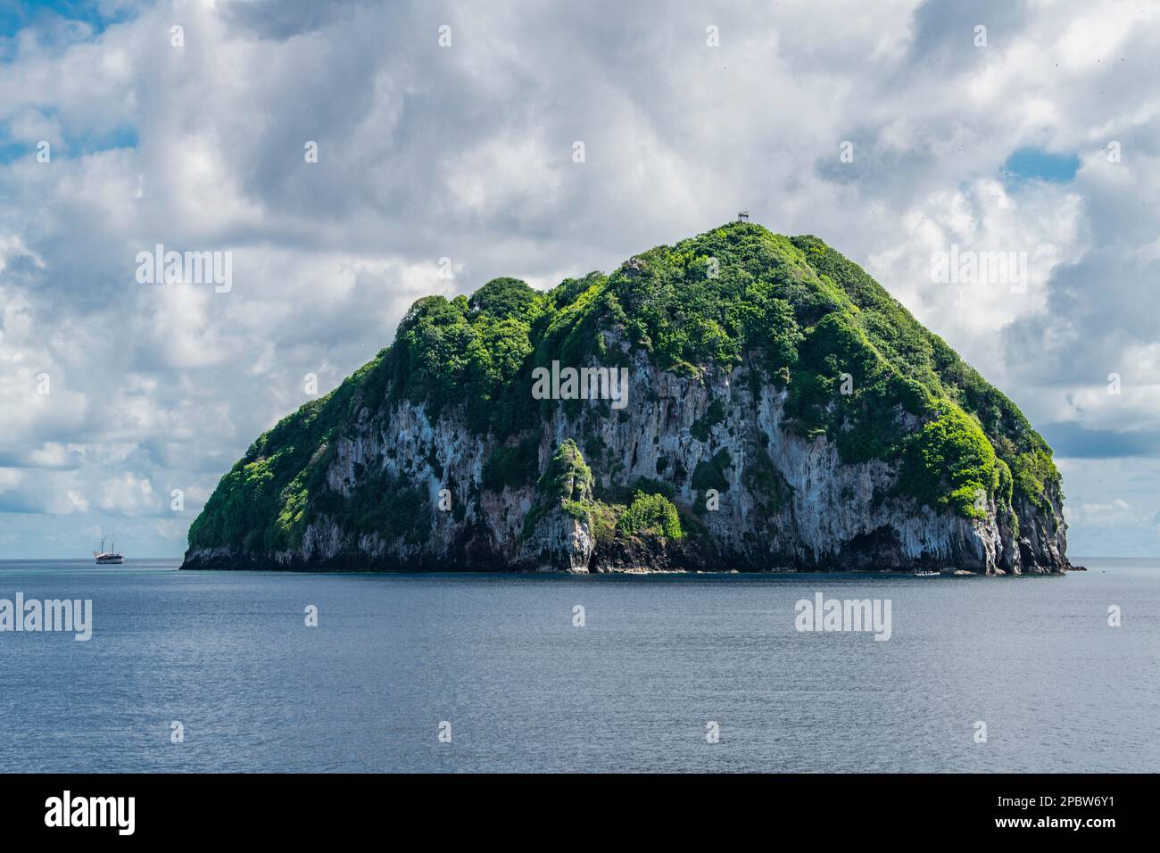Ein Schoner ankerte in der Nähe einer kleinen Insel am banda-Meer/Indonesien Stockfoto