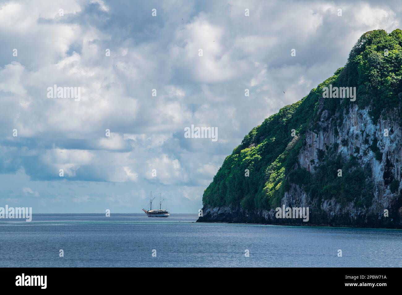 Ein Schoner ankerte in der Nähe einer kleinen Insel am banda-Meer/Indonesien Stockfoto