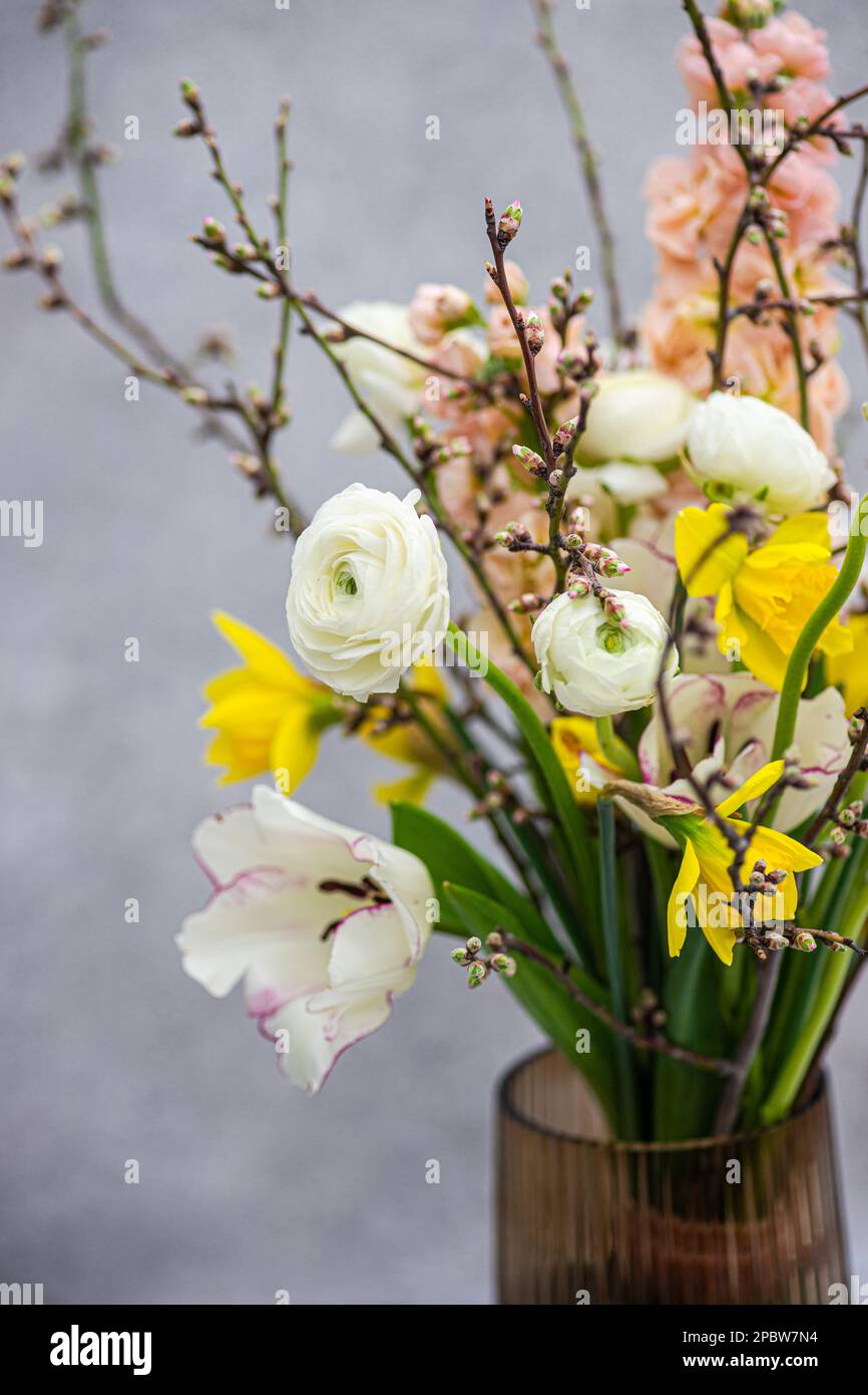 Wunderschönes Frühlingsbouquet mit saisonalen Blumen Stockfoto