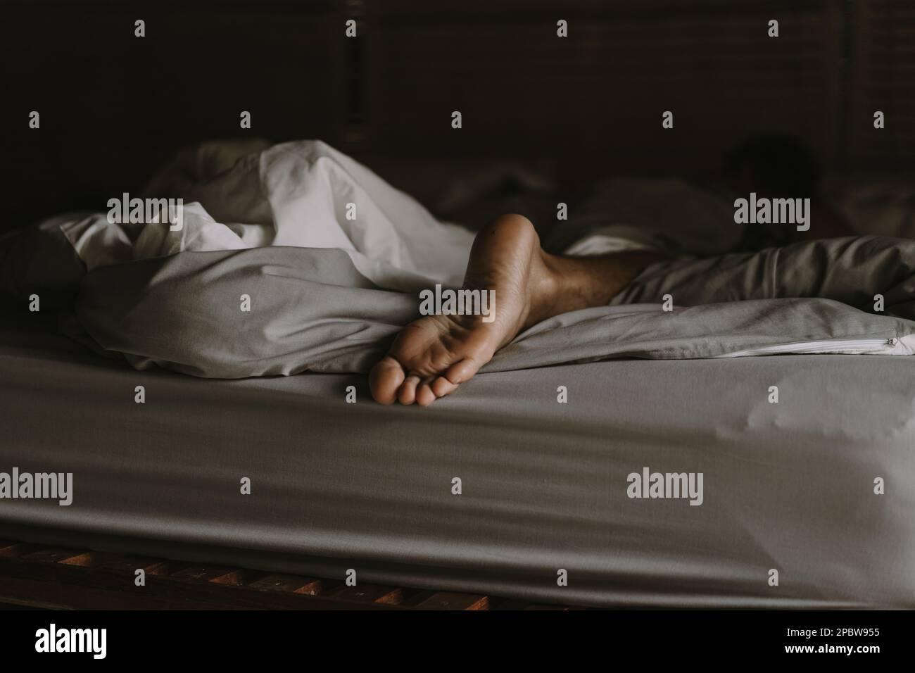 Mann im Bett am Morgen. Stockfoto