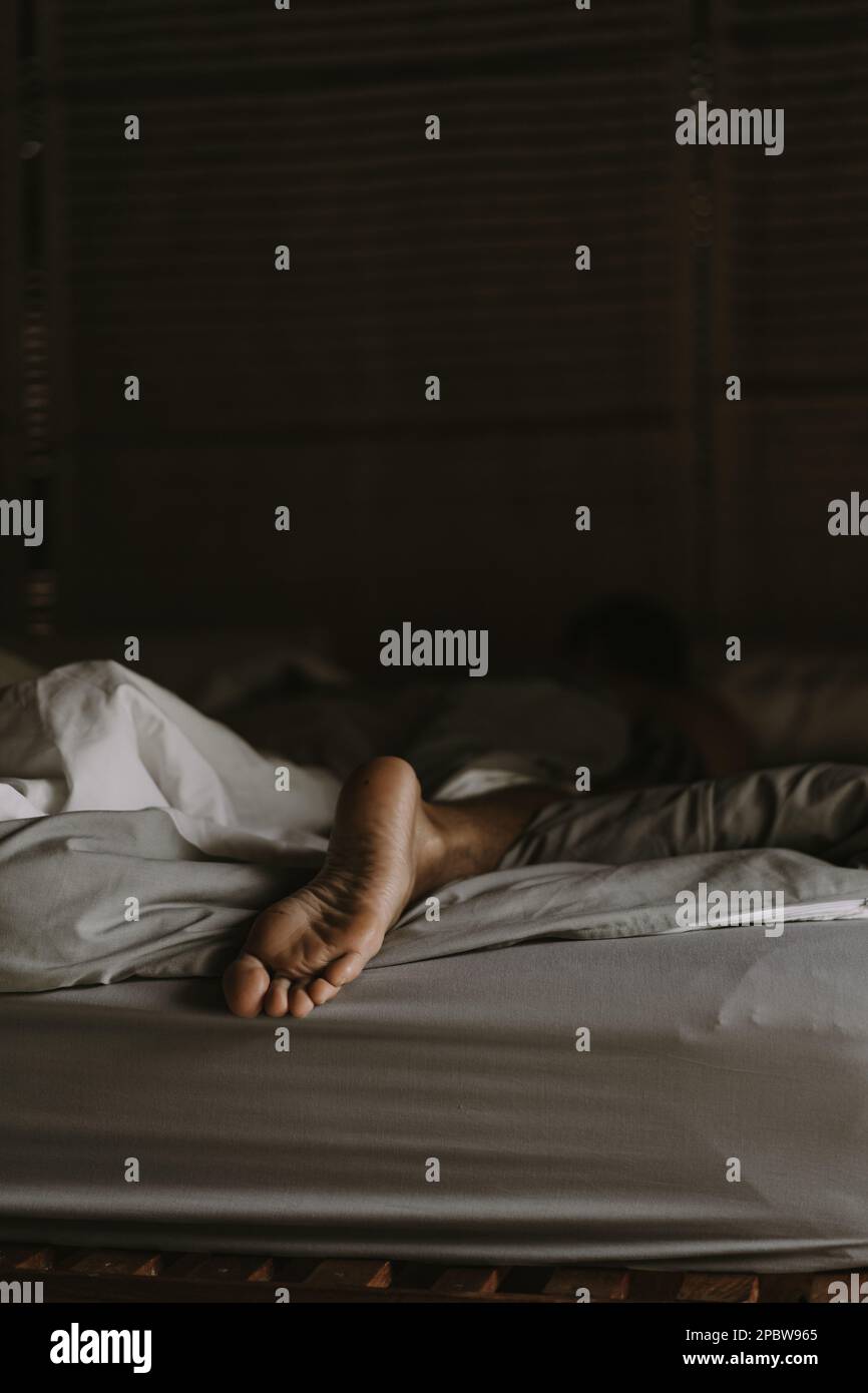 Mann im Bett am Morgen. Stockfoto